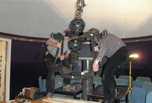 Planetariets projektor installeras i Vattenhallen.