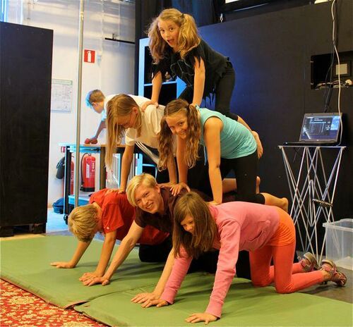 Sommarskola Cirkus 2012. Akrobatik.