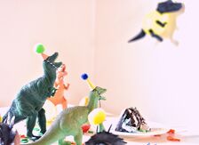 Plastdinosaurier i partyhattar
