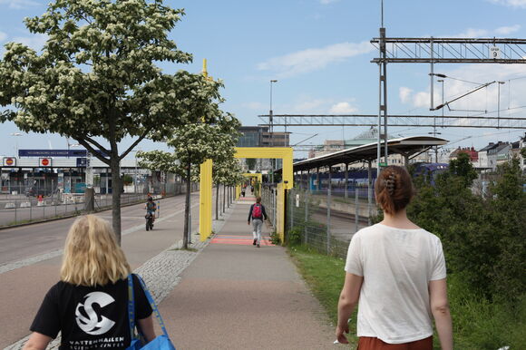 Gångväg mellan Helsingborgs central och Campus.