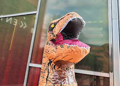Person i T-rexdräkt utanför Vattenhallen. Foto