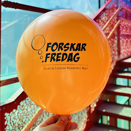 Ballong med Forskarfredags logotyp i regnbågstrappan på Vattenhallen. Foto.