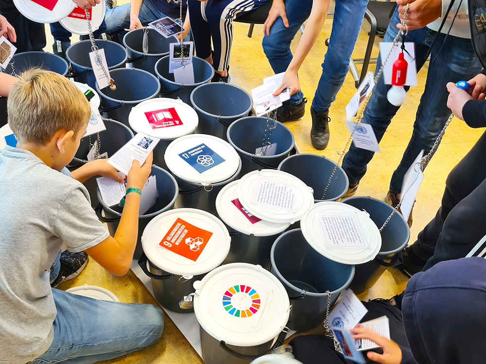 Barn som arbetar med FN:s globala mål i klassrummet. Foto.