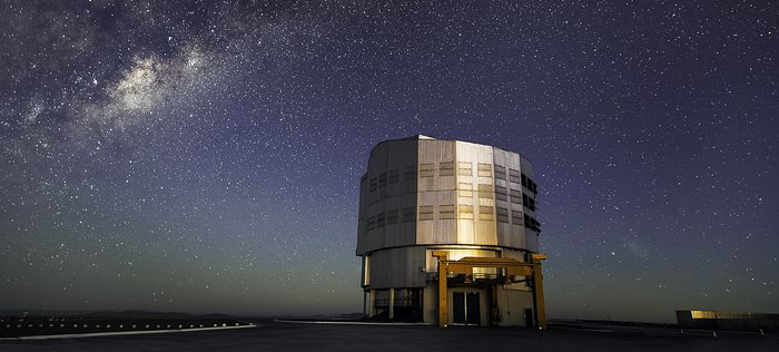 Markteleskop (ESO) mot stjärnklar natthimmel. Foto.