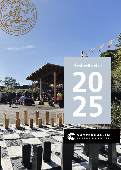 Bild av framsidan på Vattenhallens Årsberättelse 2025. Utescenen i bakgrunden och ett stort schackbräde i förgrunden, blå himmel och sommar. Foto. 