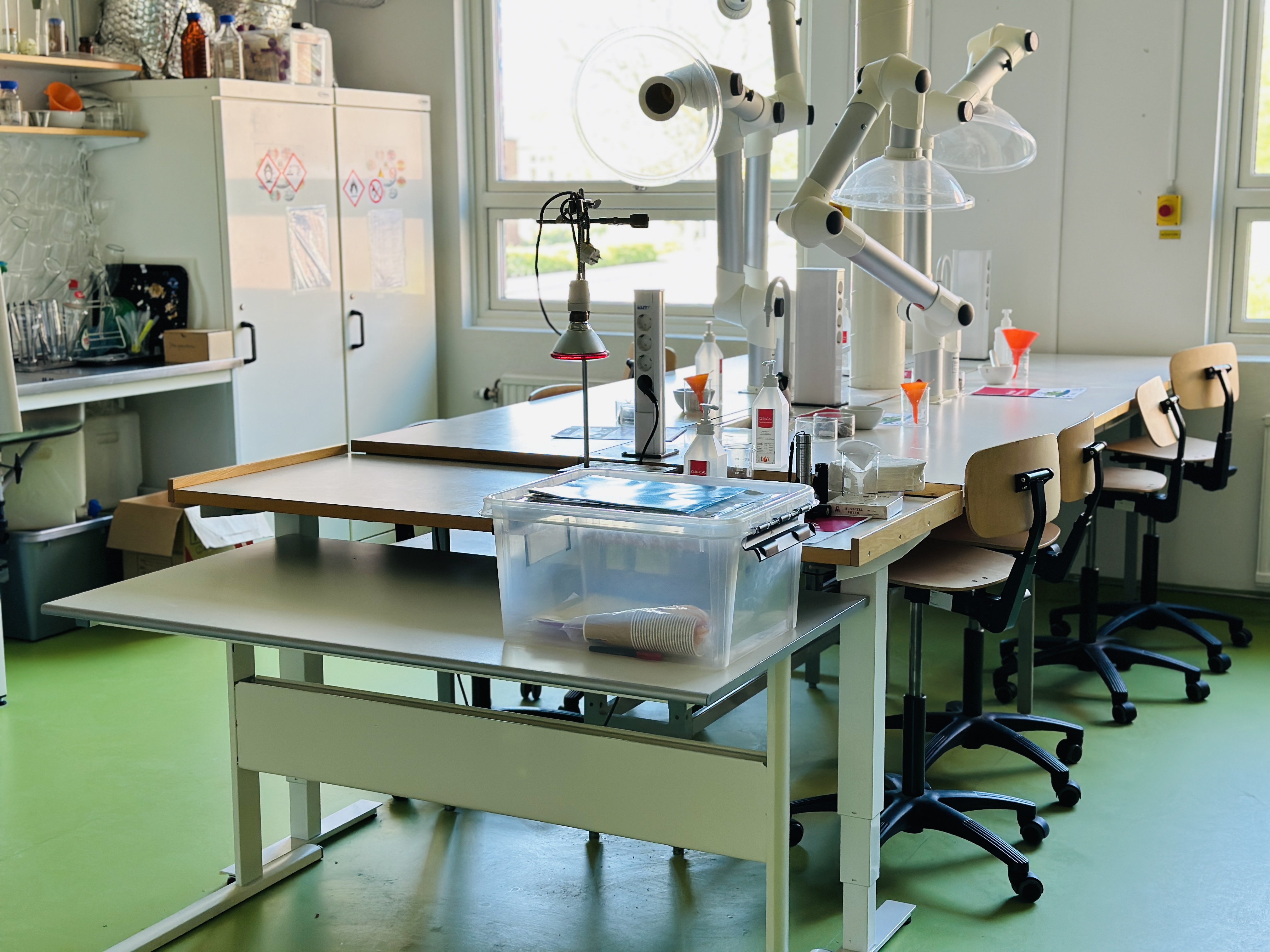 Foto av kemilabbet på Vattenhallen. 