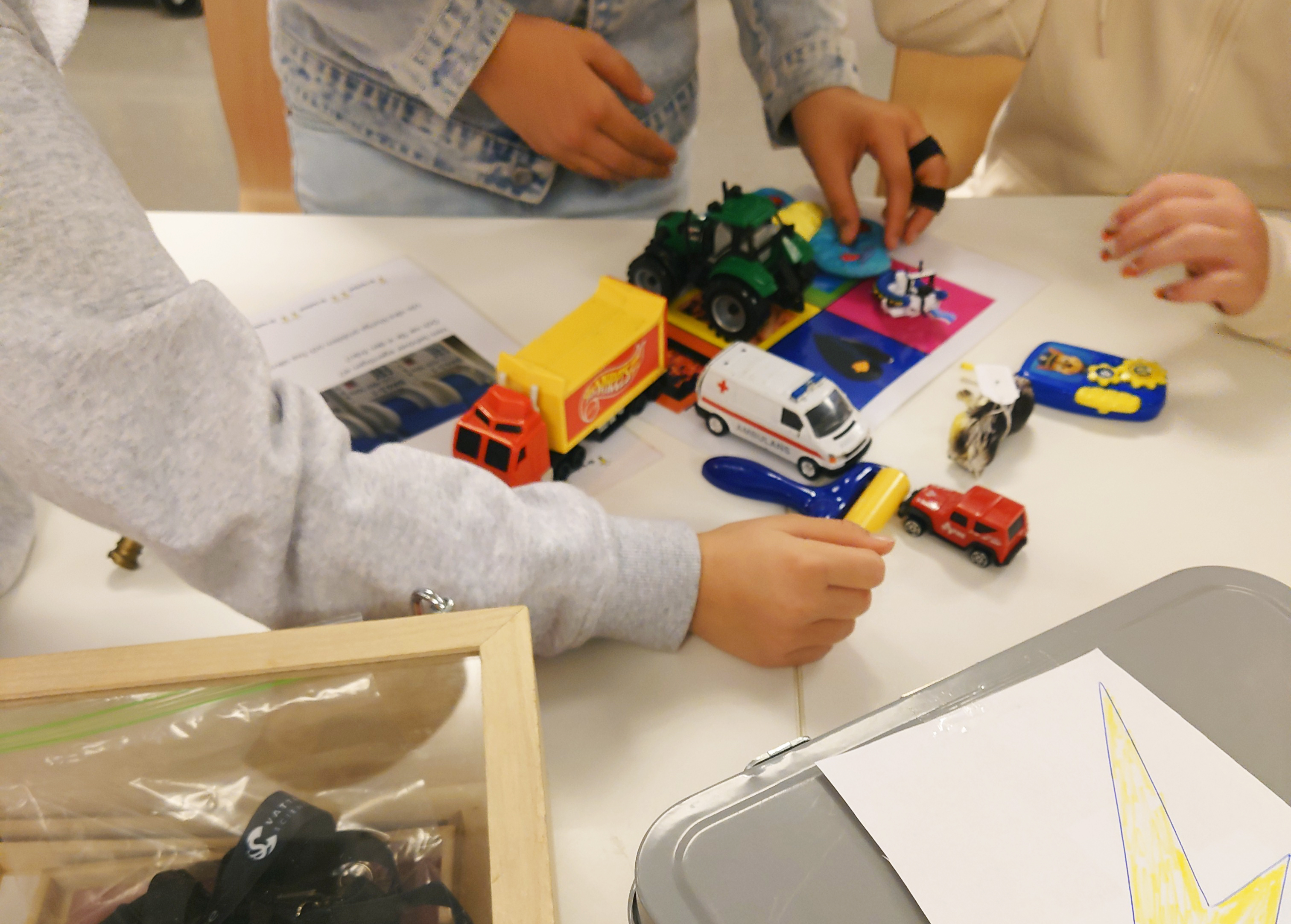 Barn löser en escapebox om energi. Foto