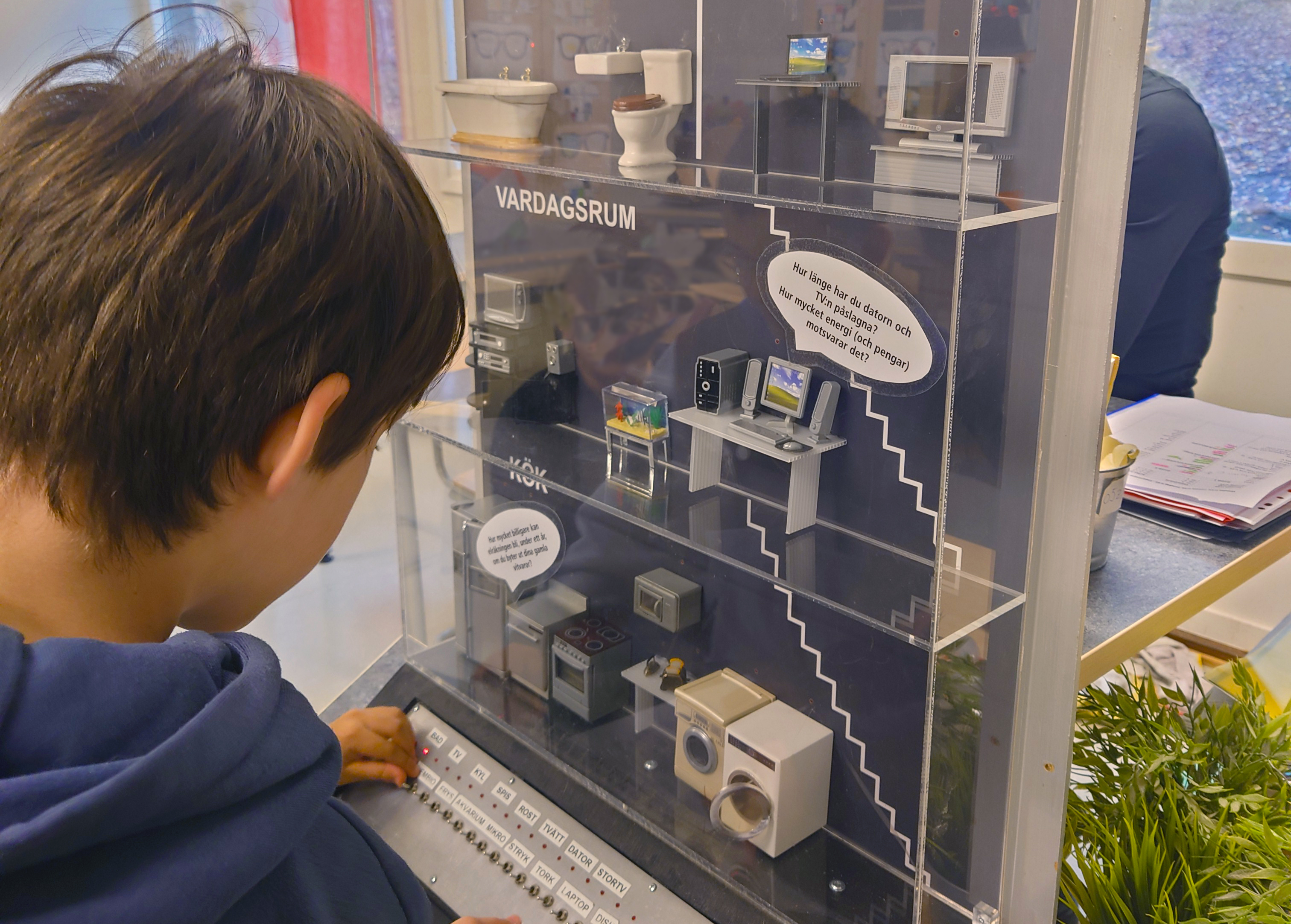 Barn arbetar med energiförsörjningen i ett dockhus. Foto.