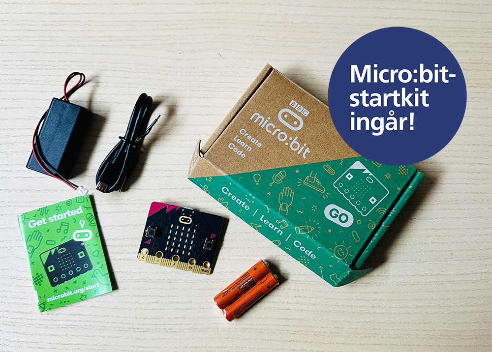 Microbit-kit delar på bord samt dekal med texten "Microbit-kit ingår!". 