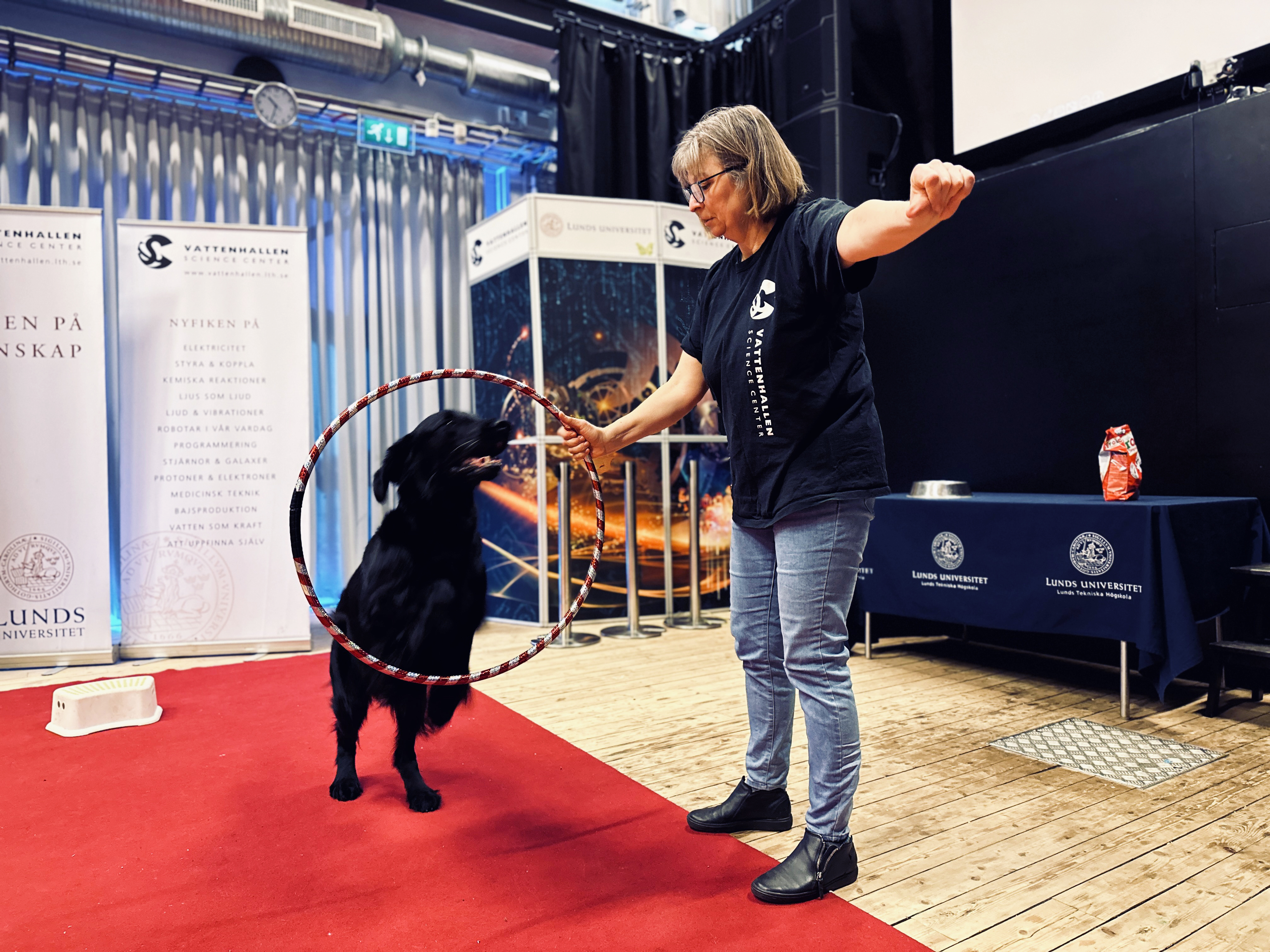 Monica Almqvist showar med sin hund Neville på Vattenhallens scen. Foto. 