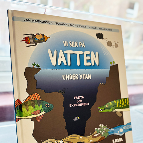 Boken "Vi ser på vatten" i presentshopen på Vattenhallen. Foto. 