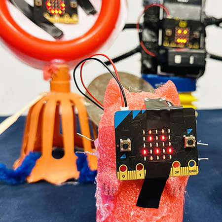 Teknikkollo-robotar av skräp med Microbit-dioder. Foto. 