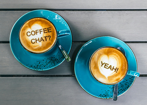 Två kaffekoppar med cappuccino. Foto. 