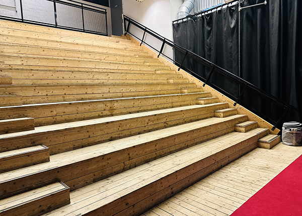  Fotografi av läktaren vid stora scenen på Vattenhallen. 