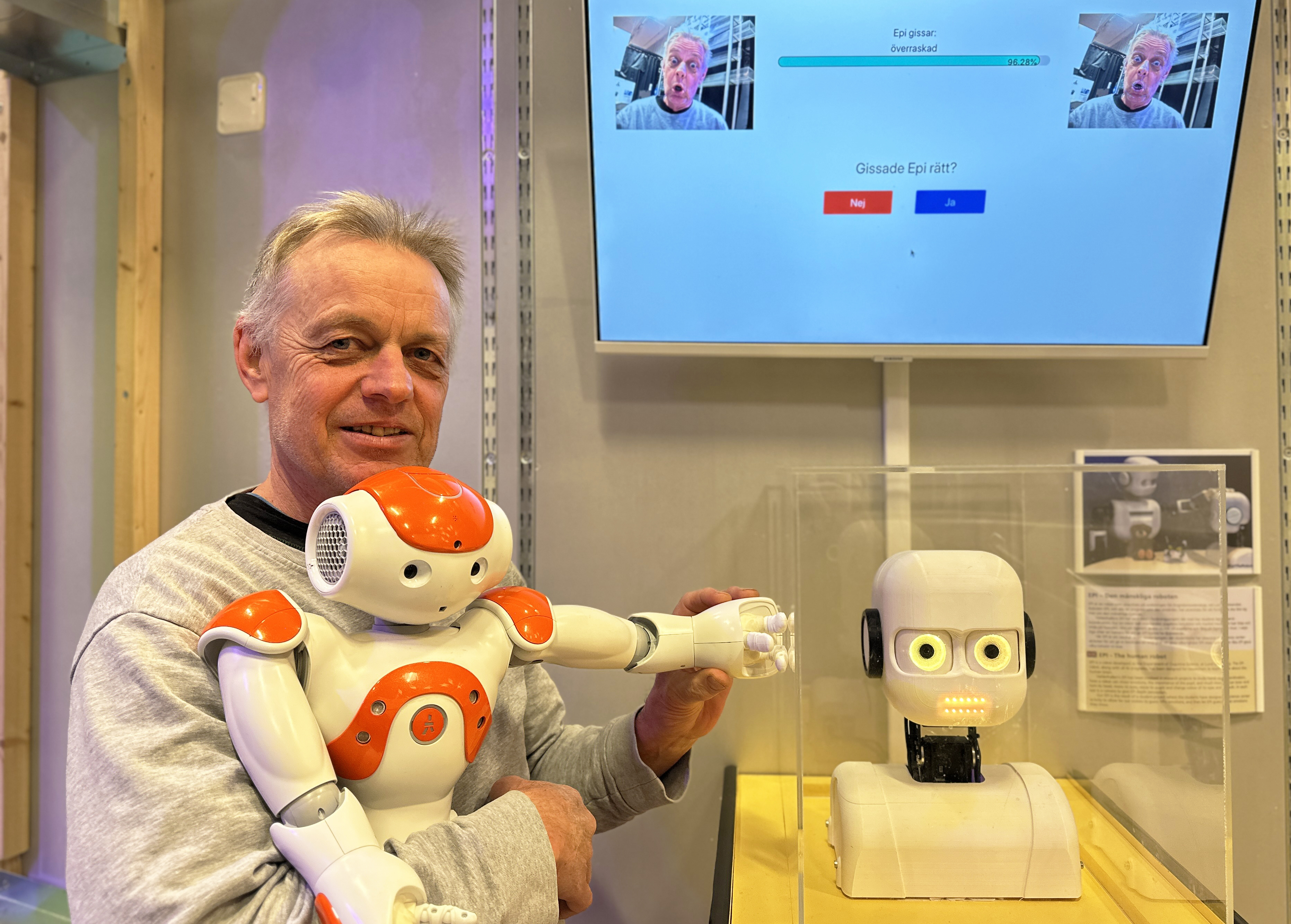 Pedagogen Rolf håller i roboten Nao. Foto