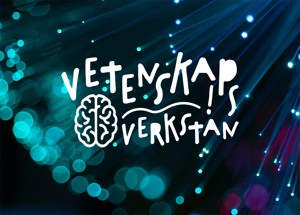 Vetenskapsverkstans logotyp i vitt mot illustrerad, mörk bakgrund med rymdkänsla