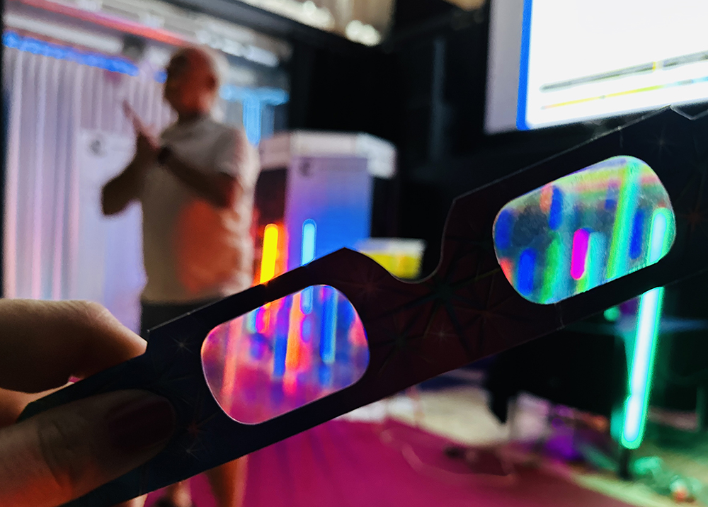 Gitterglasögon som visar ljuset uppdelat i olika våglängder. Foto. 