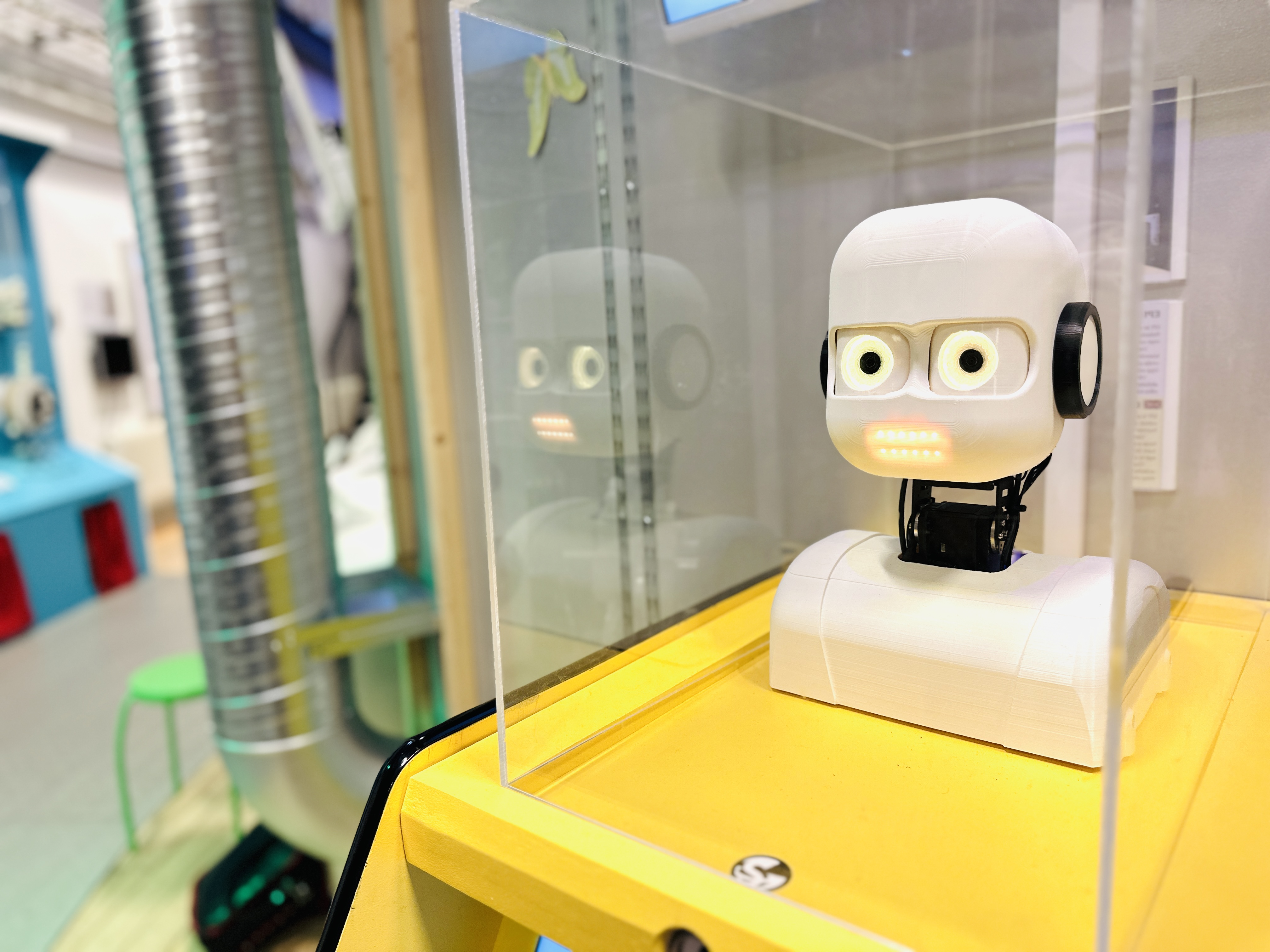 Roboten EPI i sin gula monter i vattenhallens AI-utställning. Foto